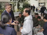 En esta foto facilitada por el Ministerio de Asuntos Exteriores de Tailandia, el ministro de Asuntos Exteriores de Israel, Eli Cohen, a la izquierda, habla con uno de los rehenes tailandeses liberados en el Centro Médico Shamir de Israel el sábado 25 de noviembre de 2023.