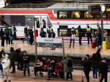 Varias personas en un andén el día en el que ha descarrillado un tren Almería-Madrid, en la estación de Puerta de Atocha-Almudena Grandes, a 26 de noviembre de 2023, en Madrid (España).