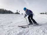 Esquiadora bajando por una pista.