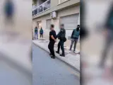 La Guardia Civil de Málaga deteniendo a uno de los acusados.