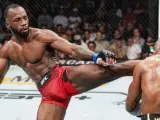 Leon Edwards conecta un high-kick a Kamaru Usman