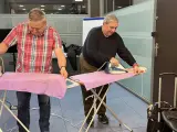 Dos miembros de AVIFES participan en taller de planchado que organiza la asociación.