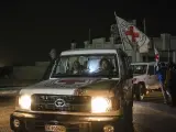 Un convoy de la Cruz Roja que transporta rehenes se dirige a Egipto desde Gaza.