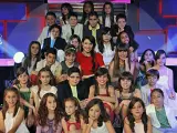 Pilar Rubio, con algunos de los niños de 'Cántame una canción', en Telecinco.