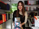 La escritora firmando su novela 'Esperando al diluvio' en la Feria del Libro de Madrid 2023.