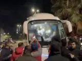 La gente se reúne en torno al autobús que transporta a los presos palestinos liberados en Cisjordania.