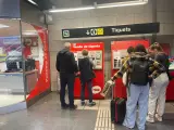 Usuarios del metro de Barcelona, junto a máquinas expendedoras de billetes, este martes.