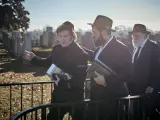 El presidente electo de Argentina, Javier Milei, izquierda, sale después de rezar junto a rabinos de Jabad-Lubavitch en el lugar de descanso del Rebe, Rabino Menachem Mendel Schneerson en el Cementerio Montefiore, el lunes 27 de noviembre de 2023.