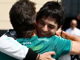 Pepe Martí y Alonso se funden en un abrazo tras un podio del joven piloto.