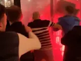 Ultras del PSG atacan a los aficionados del Newcastle en un local de París.