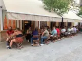 Imagen de archivo de exceso de veladores en un bar de Sevilla