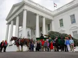 La primera dama Jill Biden y niños de familias militares posan para una foto con el Árbol de Navidad oficial de la Casa Blanca 2023 en la Casa Blanca el 20 de noviembre de 2023 en Washington, DC.