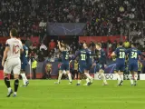 Los jugadores del PSV celebran la victoria en el hundimiento del Sevilla.