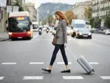 Imagen de archivo de una mujer cruzando un calle.