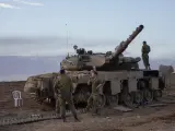 Soldados israelíes en un tanque cerca de la frontera con la Franja de Gaza.