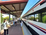 Tren de Cercan&iacute;as en la estaci&oacute;n del Palacio de Congresos de Sevilla.