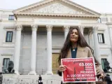 Ángela Sánchez Pérez Merino, docente de la Comunidad de Madrid, posa frente al Congreso para presentar las firmas a favor de regular el uso de móviles en menores, el 30 de noviembre de 2023.