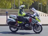Imagen de archivo de un agente de la Guardia Civil pilotando una moto.