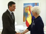 El presidente del Gobierno, Pedro Sánchez, junto a la embajadora de Israel en España y Andorra, Rodica Radian-Gordon.
