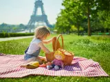 Niña de picnic cerca de la Torre Eiffel.