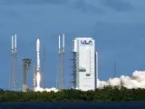 Un cohete de la United Launch Alliance que transporta los dos primeros satélites de demostración para la constelación de Internet de banda ancha Proyecto Kuiper de Amazon despega de la plataforma 41 en la Estación de la Fuerza Espacial de Cabo Cañaveral.