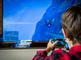 Niño jugando a un videojuego.