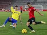 Alejo intenta tapar un balón del Mallorca en ataque.