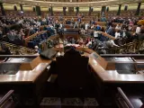 Vista general del hemiciclo del Congreso de los Diputados lleno de ciudadanos, durante la Jornada de Puertas Abiertas de la Cámara Baja.