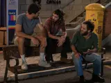 Josete, Luis y Carlitos en el banco de San Genaro, última secuencia de Cuéntame cómo pasó