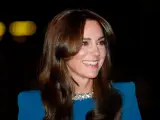 Kate Middleton luce sonriente.