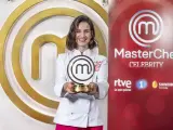 Laura Londoño, con el trofeo de 'MasterChef Celebrity 8'