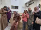 -FOTODELDIA- Rafah (Gaza), 1 dic (EFE).- En la ya devastada Franja de Gaza, sus habitantes amanecieron este viernes bajo el fuego de intensos bombardeos israelíes después de que el grupo islamista Hamás e Israel pusieran fin a su tregua, reavivando un doloroso déjà vu de muerte y destrucción en el enclave palestino. En la imagen un grupo de mujeres en la ciudad de Rafah, al sur de la Franja de Gaza, tras reanudarse el intercambio de fuego entre Israel y el grupo islamista Hamás. EFE/Anas Baba -FOTODELDIA- PALESTINA ISRAEL