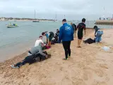 Fotografía de varios de los 35 inmigrantes magrebíes que fueron obligados a arrojarse al mar por los tripulantes de una narcolancha que huyó mar adentro, cerca de la costa de San Fernando y Chiclana, en Cádiz.