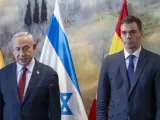 Pedro Sánchez, y el ministro israelí Benny Gantz, han mantenido este viernes una conversación telefónica en la que han intentado rebajar la tensión diplomática.