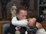 Arnold Schwarzenegger abraza a una de las supervivientes de la matanza de Hamás.