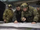 Volodymyr Zelensky participando en una reunión con comandantes en el cuartel general de las Fuerzas de Defensa cerca de la línea del frente de Kupiansk