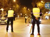 La Policía Local de Sevilla realizando un control de alcoholemia.