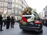 El coche fúnebre llega con los restos mortales de Concha Velasco al Teatro Calderón de Valladolid.