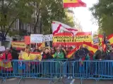 Decenas de personas han trasladado la protesta del Templo de Debod a la calle Ferraz de Madrid.