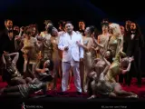 MADRID, 30/11/2023.- Javier Camarena (Duque de Mantua), con actores y bailarinas en un pase de la ópera "Rigoletto" en el Teatro Real. Una nueva producción de 'Rigoletto' de Giuseppe Verdi "que se entiende" y que es probablemente "más fiel" que ninguno de las que se han visto en los últimos años a causa de cierta "mirada burguesa" llega al Teatro Real el próximo 2 de diciembre para gritar "¡basta ya!" al abuso. EFE/Teatro Real SOLO USO EDITORIAL/SOLO DISPONIBLE PARA ILUSTRAR LA NOTICIA QUE ACOMPAÑA (CRÉDITO OBLIGATORIO) ESPAÑA ÓPERA