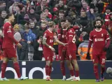 Jugadores del Liverpool celebran un gol de Trent Alexander-Arnold.