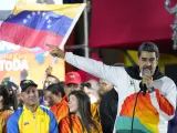 El presidente Nicolás Maduro habla a los partidarios del gobierno después de un referéndum sobre el reclamo de Venezuela al Essequibo, una región administrada y controlada por Guyana