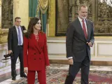 ARANJUEZ (MADRID), 04/12/2023.- Los reyes Felipe VI y Letizia se disponen a recibir a los embajadores durante la reunión anual del Patronato del Instituto Cervantes celebrada este lunes en el Palacio Real de Aranjuez. EFE/ Mariscal POOL ESPAÑA INSTITUTO CERVANTES