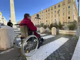 ROMA (ITALIA), 02/12/2023.- Lorenzo Torto (c), activista discapacitado, muestra las dificultades que supone moverse por Roma en silla de ruedas durante una entrevista con EFE en la capital italiana. EFE/Miguel Salvatierra.