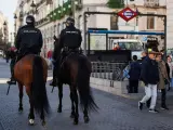 Agentes a caballo en la Puerta del Sol, Madrid.