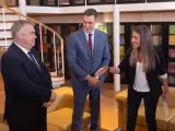 El secretario de Organización del Partido Socialista, Santos Cerdán y el presidente del Gobierno en funciones, Pedro Sánchez, reciben a la diputada de Junts, Miriam Nogueras, durante su ronda de contactos.