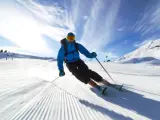 Esquiador bajando por una pista.