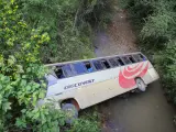 Fotografía que muestra el autobús que se salió de la vía y cayó por un puente hoy en Talanga (Honduras). Al menos once personas murieron y una veintena resultaron heridas este martes en Honduras al precipitarse por un puente el autobús en el que viajaban, informaron fuentes oficiales. EFE/Gustavo Amador HONDURAS ACCIDENTE