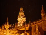 La Catedral de Sevilla ba&ntilde;ada en un cielo estrellado.