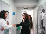 La consejera de Sanidad, Fátima Matute, y la presidenta de la Comunidad de Madrid, Isabel Díaz Ayuso, durante una reunión previa a la visita a las nuevas instalaciones del Centro público Sanitario Sandoval.
